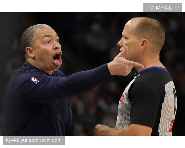 进攻犯规判定要点：撞击、推搡与禁区内罚则解析